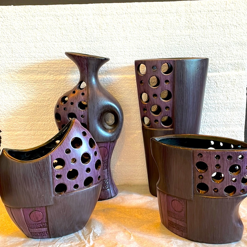 5 piece Plum colored decorative home accent pieces.